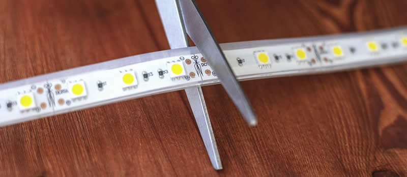 Proceso de corte de una tira LED por sus marcas de corte