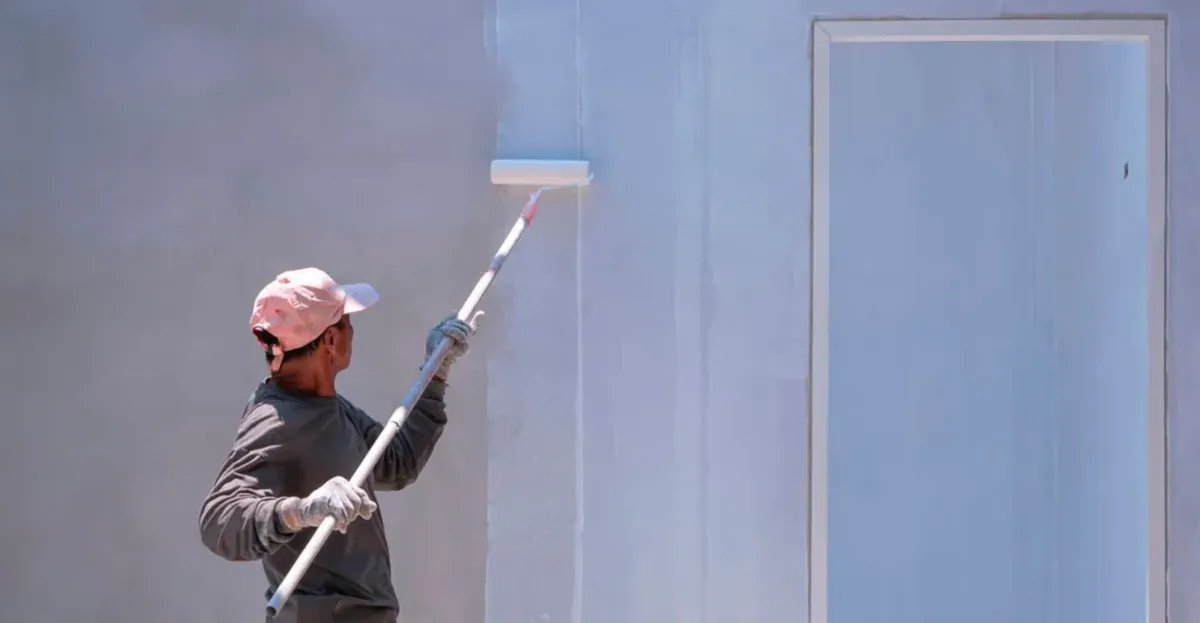 Aplicación de imprimación multiuso sobre una pared de pladur