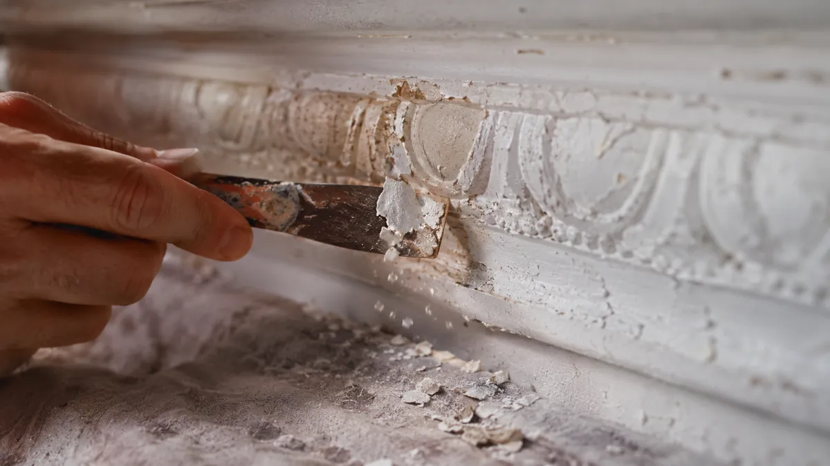 Eliminación de pintura antigua de una moldura con espátula