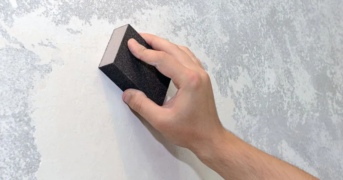 Lijado de una pared de pladur antes de pintar