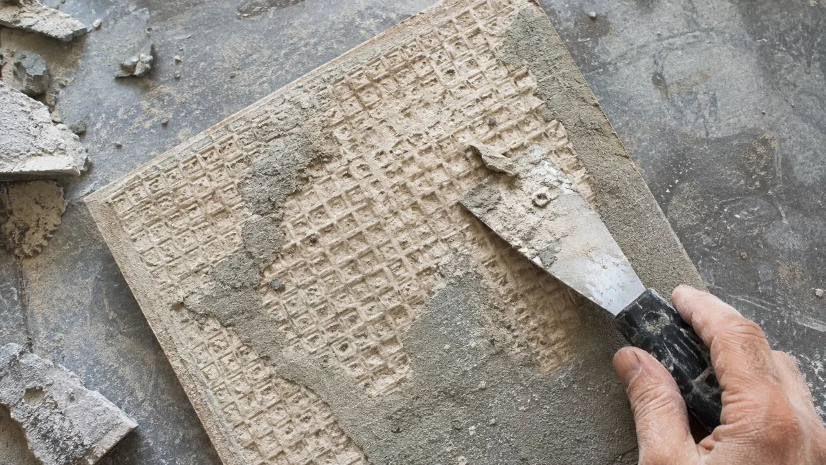 Limpieza del reverso de una baldosa antes de pegarla