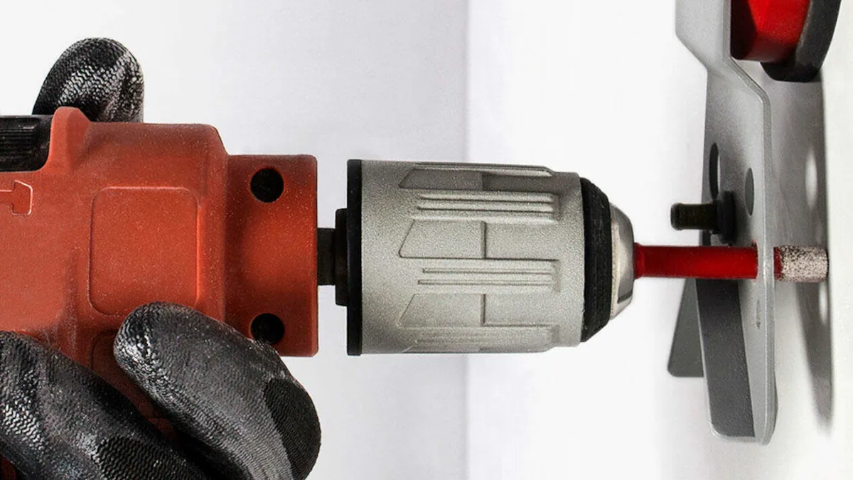 Broca diamantada perforando una baldosa de gres porcelánico